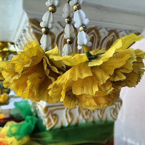 Artificial Marigold Flower Garlands, Orange and Yellow, 4.5 Feet Length, Set of 5 (Green)